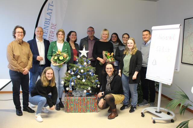 Groß war die Gratulantenschar anlässlich der Weihnachtspreisrätsel-Ziehung in der SÜWE-Zentralredaktion in Ludwigshafen.  | Foto: Markus Pacher