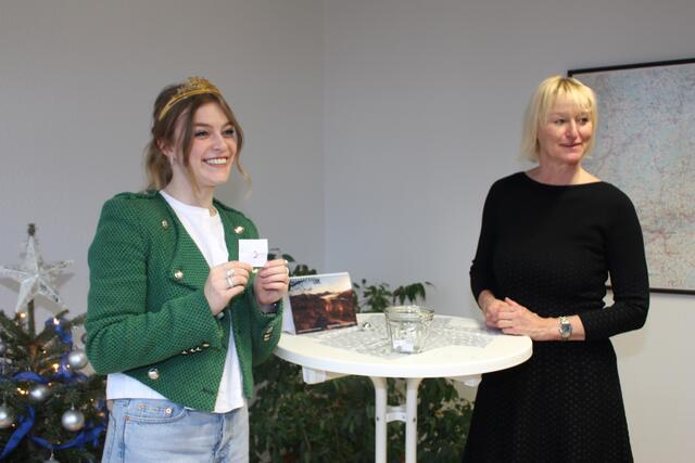 Unter der juristischen Aufsicht der Rechtsanwältin Ute Jausel fischte die Pfälzische Weinkönigin Charlotte Weihl die einzelnen Ziffern der Gewinnzahl aus dem Einmachglas heraus. | Foto: Markus Pacher