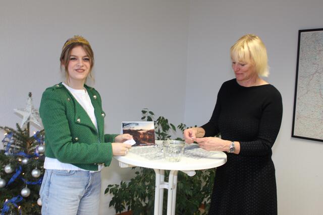 Unter der juristischen Aufsicht der Rechtsanwältin Ute Jausel fischte die Pfälzische Weinkönigin Charlotte Weihl die einzelnen Ziffern der Gewinnzahl aus dem Einmachglas heraus. | Foto: Markus Pacher