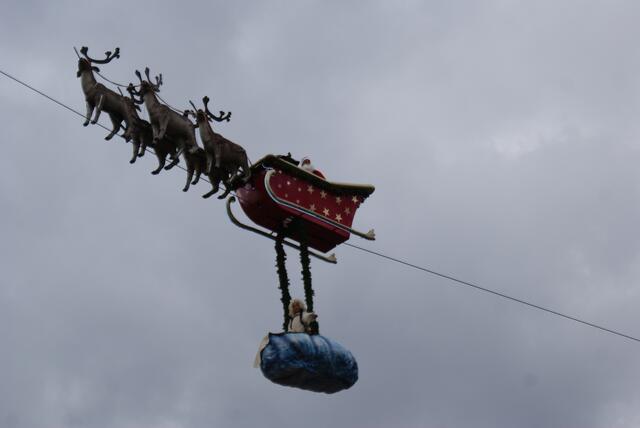 Fliegender Weihnachtsmann mit Engel | Foto: Ich
