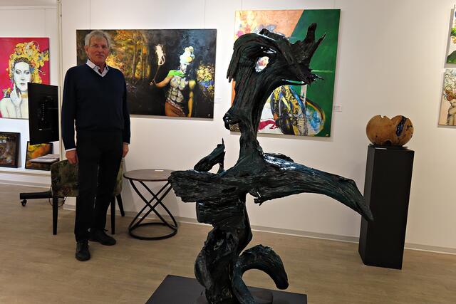 Günter Hesse bei den Gemälden, im Vordergrund Skulptur seiner Frau Isolde Hesse | Foto: Brigitte Melder