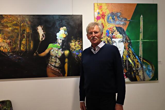 Günter Hesse vor Florian Simon Eilers Werken | Foto: Brigite Melder
