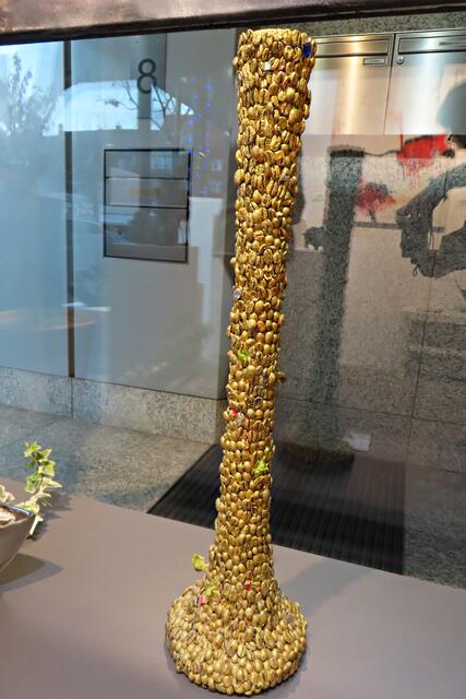 Goldfarbene Kaffeebohnen auf einer Vase | Foto: Brigitte Melder