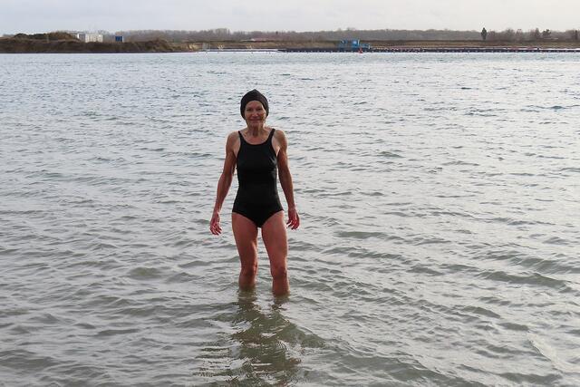 Durchtrainierte Dame stürzte sich ins kalte Nass | Foto: Brigitte Melder