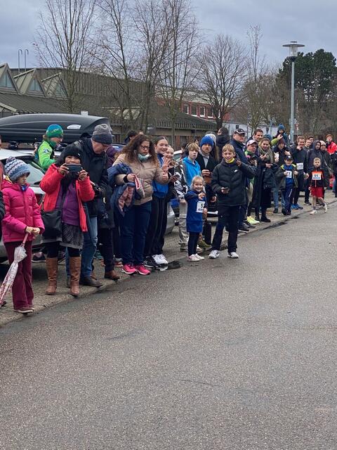 Anfeuern am Rande | Foto: Laura Schubert