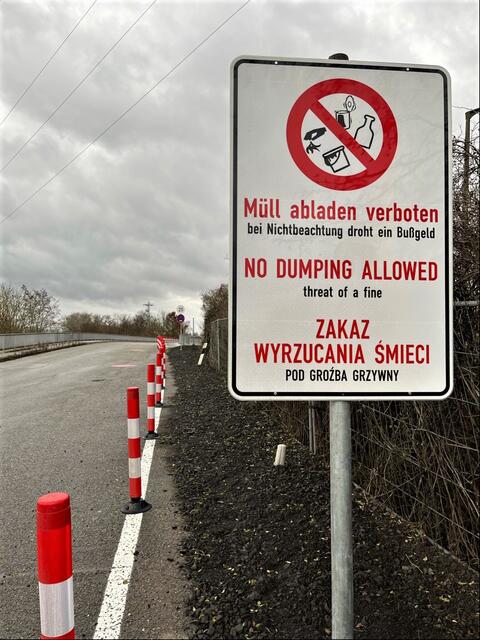 Warnschilder und Parkpoller sollen dafür sorgen, dass hier nicht alles wieder zugemüllt wird | Foto: USAG Rheinland-Pfalz