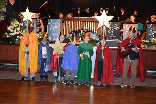 Die Sternsinger überbringen den Segen  | Foto: B. Bender