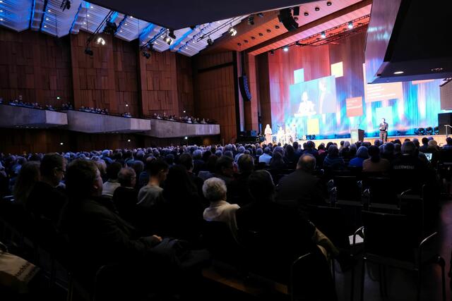 Unter dem Titel „Ehre dem Ehrenamt!?“ diskutierten Dominik Mondl vom TV 1880 Käfertal e.V., Ines Reichel von der Freiwilligen Feuerwehr und Esther Noack, Vorlesepatin des Projekts „Mannheim liest vor“, über die Zukunft des Ehrenamts | Foto: Jessica Bader