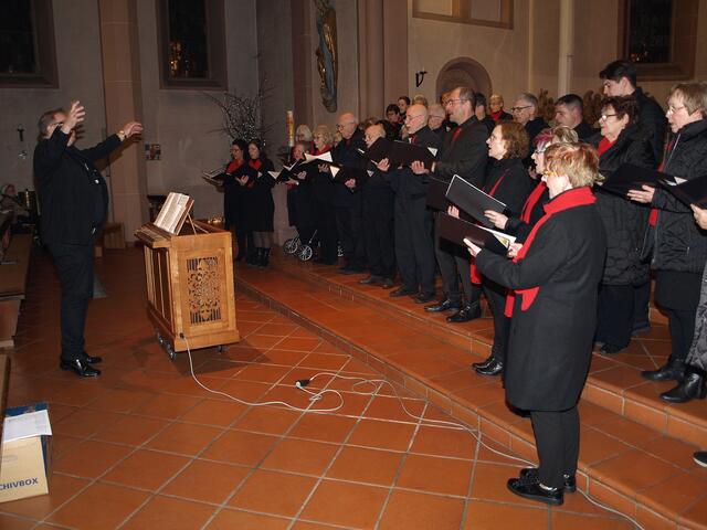 Der Kirchenchor beim Auftritt mit Dirigent Markus Zepp | Foto: Urheber: W. Schmidhuber