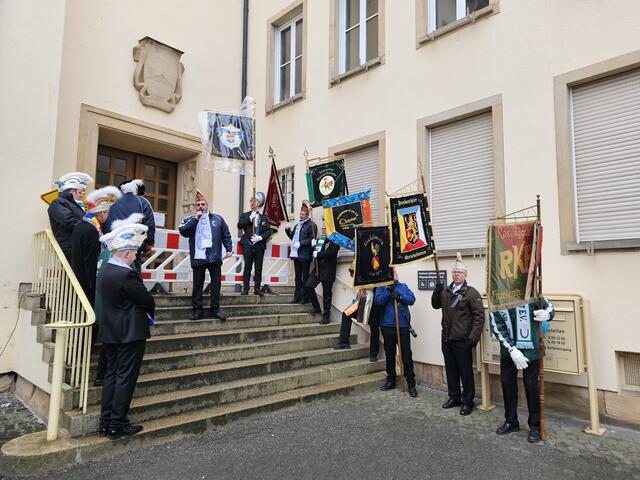 Mit einem Baustellenschild war das Rathaus blockiert  | Foto: Gisela Böhmer 