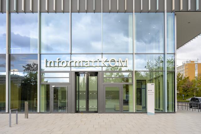 Das "InformatiKOM", das die Klaus Tschira Stiftung (KTS) für das Karlsruher Institut für Technologie (KIT) errichtet hat. Mit den zwei Gebäuden östlich des Adenauerrings stehen dem KIT nun zusätzlich knapp 10.000 Quadratmeter zur Verfügung. Diese bieten Instituten der Informatik sowie Einrichtungen der Wissenschaftskommunikation und der Angewandten Kulturwissenschaft eine neue Heimat.  | Foto: Markus Breig, KIT