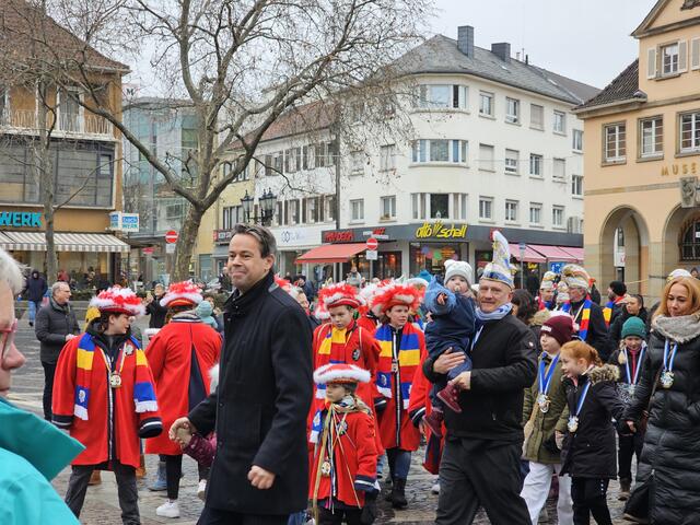 Oberbürgermeister Dr. Nicolas Meyer und das närrische Volk auf dem Weg ins Congressforum | Foto: Gisela Böhmer 