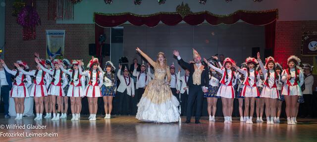 Sarah I. und Manuel I. mit den Gardetänzerinnen und im Hintergrund den Elferräten. | Foto: Foto: Wilfried Glauber, Fotozirkel Leimersheim