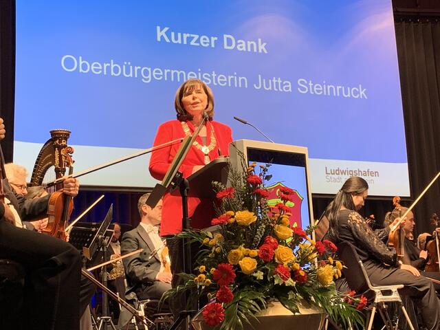 Kurzer Dank von Oberbürgermeisterin Jutta Steinruck | Foto: Michael Sonnick