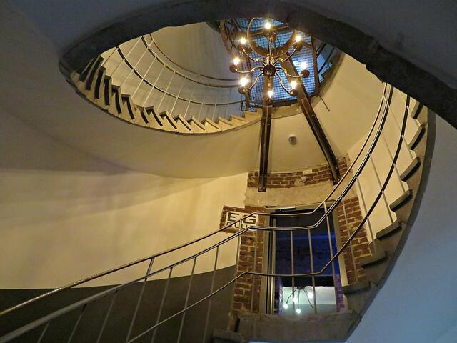 Das Treppenhaus im Kulturm : Hier führen gleich zwei Wendeltreppen hinauf. Wenn Panik und Stau auf einer Treppe aufkommen sollten, plante man eine zweite Treppe, über die die Ludwigshafener in die Hochbunker flüchten sollten.  | Foto: Brigitte Melder