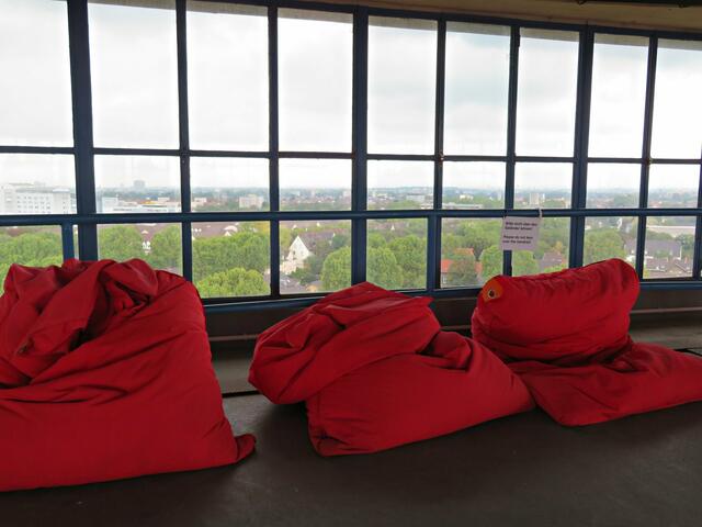 Skurril: Ein Ort zum Entspannen mit Blick über Ludwigshafen aus dem ehemaligen Luftschutzbunker in Friesenheim. Der Kulturm ist heute eine gefragte Eventlocation für Hochzeiten, Jubiläen, Feste.   | Foto: Brigitte Melder