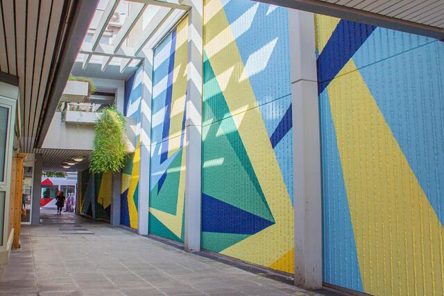 Licht fällt auf das neue Mural in der Passage zum Bürgerhof | Foto: QUAER