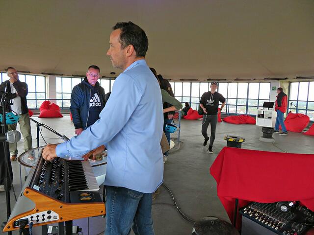 Die Aussichtsplattform im Kulturm. Hier unterhält der Gastgeber und Besitzer. | Foto: Brigitte Melder