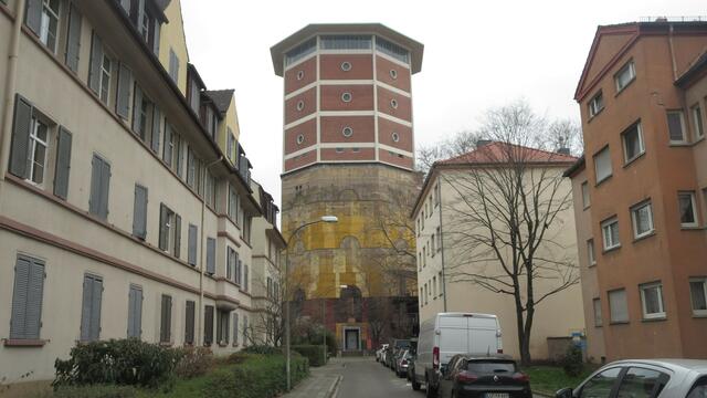 Kulturm: Er war zunächst Hochbunker. Am Ende des zweiten Weltkriegs baute man ein großes Wasserreservoir auf dem Bunker, was Stadtplaner nach dem Krieg zum Bau eines Wasserturms inspirierte. Heute ist der denkmalgeschützte Turm eine gefragte Eventlocation und aus dem Stadtbild nicht wegzudenken.  | Foto: Julia Glöckner