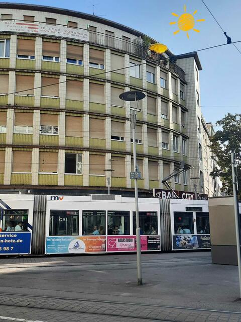 Verträumte Stadtentwicklung: Auch in der belebten Kaiser-Wilhelm-Straße kann man unter einem gelben Sonnenschirm zu Ruhe kommen. Bis 2050 soll die City verkehrsberuhigt werden. Nur der ÖPNV soll hier noch fahren. Bismarck- und Ludwigsstraße werden Straßen zum Flanieren.  | Foto: Ivette Strobel