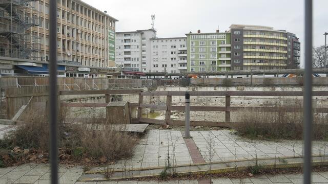Skurril: Das Loch, das durch die Insolvenz des Investors wohl noch eine Weile bleiben wird.  | Foto: Julia Glöckner