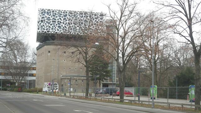 Zeitgenössische Architektur mit integriertem Hochbunker | Foto: Julia Glöckner