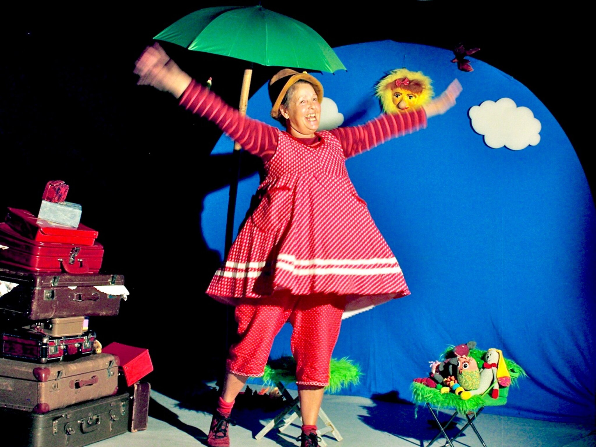 Kindertheater-Doris-Batzler-Mit-13-Koffern-um-die-Welt