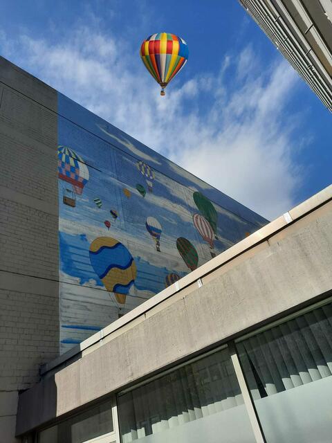 Zum Abheben: Versteckte Wandkunst beim Hochhaus, in dem die Hafenbetriebe ihr Büro haben.  | Foto: Ivette Strobel