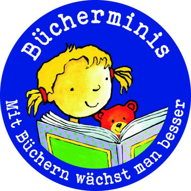 Mit Büchern wächst man besser - das ist das Motto einer Sprach- und Leseförderaktion, mit der die Bibliotheken in Rheinland-Pfalz Eltern von Anfang an dazu ermuntern wollen, die sprachliche Entwicklung ihrer Kinder zu fördern.

Das Bücherminis-Startpaket enthält neben verschiedenen Materialien einen Gutschein zur kostenlosen Bibliotheksbenutzung für ein Jahr. Das erleichtert es den Eltern, die Bibliothek für die ganze Familie zu entdecken und Bücher und andere Medien zu nutzen. Die Eltern lernen die Bibliothek so als hilfreichen Partner für sich selbst und ihre Kinder kennen.

Neben Sets mit dem aktuellen Buch „Erste Reime“ ist auch ein Mixpaket erhältlich, das zur jeweils zu Hälfte aus dem Buch „Erste Reime“ und dem Buch „Meine Welt ist…“ besteht.

Die Bibliothek verteilt die Bücherminis-Startpakete z. B. über das Einwohnermeldeamt, die Geburtsstation eines Krankenhauses, Kinderarztpraxen oder auch Bürgermeister bzw. Bürgermeisterinnen an die Eltern von Neugeborenen. | Foto: https://lbz.rlp.de/de/unsere-angebote/fuer-oeffentliche-bibliotheken/ergaenzungsbuechereien/lesefoerderung/buecherminis/