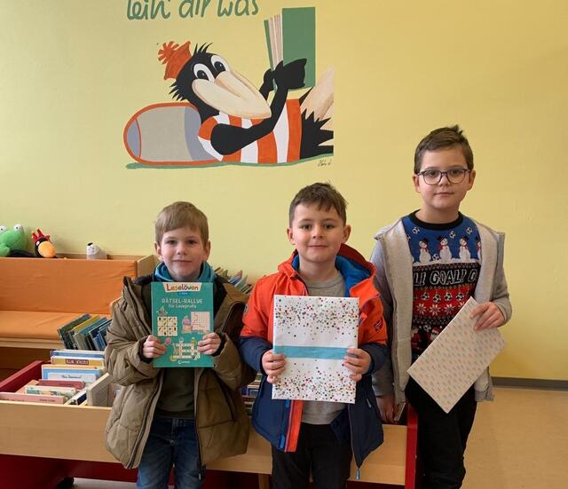 Bei der Verlosung am Dienstag, 16.01.2024 gewannen einen Buchpreis: Klasse 1a - Runar Dreisbach (nicht auf dem Foto), Klasse1b - Ben Stadel, Klasse 2 - Frederik Wetzka, Klasse 3a - Moritz Kretschmar (nicht auf dem Foto), Klasse 3b - Amar Zatoviq, Klasse 4 - Liv Emilie Meier (nicht auf dem Foto). | Foto: Katrin Seichter