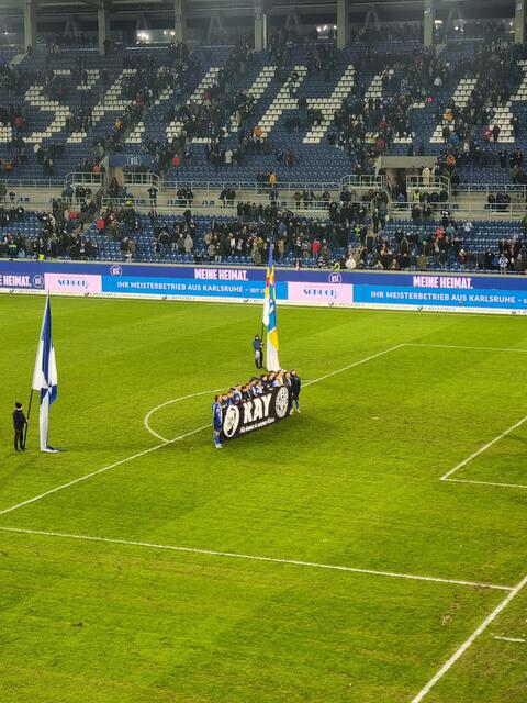 Erinnerung: Der KSC spielte wegen des Tods von Hertha-Präsident Kay Bernstein mit Trauerflor. Da die Fans des KSC und von Hertha BSC eine langjährige Fanfreundschaft verbindet, gab es vor dem Anpfiff eine Schweigeminute und nach Schlusspfiff zeigte die Mannschaft ein Transparent | Foto: abseits-ka/Anderer