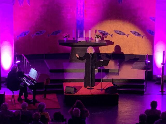 Sängerin Angelika Milster gab in der Friedenskirche ein Konzert | Foto: Michael Sonnick