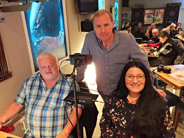 Ulrike Mohrhardt filmte, Tontechnik Horst Friedrich Herrmann und Fotograf Maik Faulhaber (stehend) | Foto: Brigitte Melder