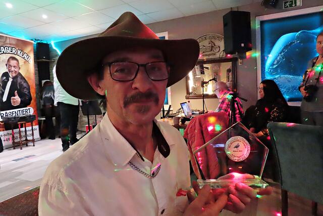 Kurt und ein Pokal | Foto: Brigitte Melder