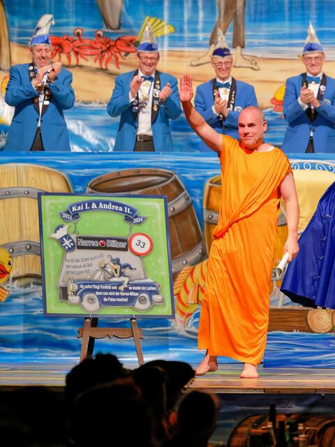 aus der Bütt: Bürgermeister Christian Eheim als Mönch daneben der Jahresorden | Foto: NeuKage