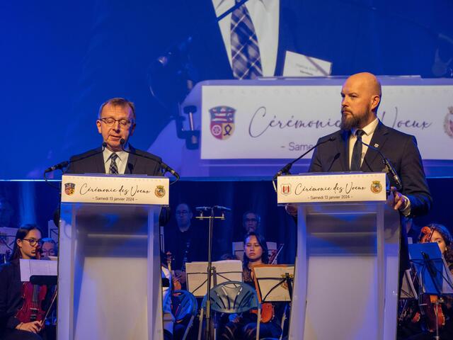 Der stellvertretende Bürgermeister Szymon Zeijer aus Mława und Bürgermeister Matthias Baaß betonen in ihrer Ansprache die Bedeutung der Städtepartnerschaft. | Foto: Stadt Franconville