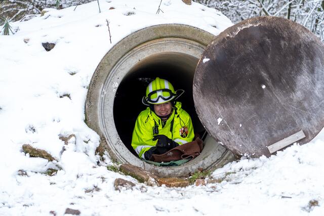 Versteckt bei Wind und Wetter - um die Arbeit zu zeigen, wurden die Hundeführer auf dem Trainingsgelände versteckt. | Foto: Innenministerium RLP