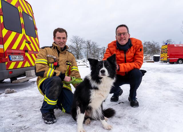 Rettungshundeführer Marcel Klein mit seinem Rettungshund Fritzje sowie Innenminister Michael Ebling | Foto: Innenministerium RLP