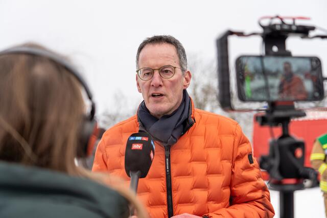 Ein großes Medienaufgebot: Innenminister Ebling stand den Medienvertretern Rede und Antwort. | Foto: Innenministerium RLP