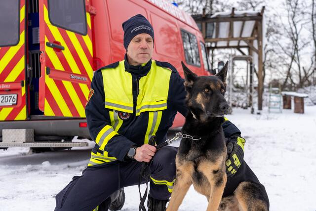 Rettungshundeführer Ives Hennig mit seinem Rettungshund Fire. Sie sind bei der Einheit im Landkreis Südliche Weinstraße aktiv. | Foto: Innenministerium RLP
