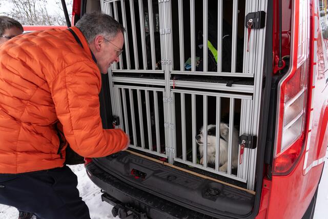 Wie ist die Ausstattung der Hunde? Wo werden sie untergebracht? Was macht die Arbeit so besonders. In vielen Gesprächen informierte sich Michael Ebling über die Arbeit. | Foto: Innenministerium RLP
