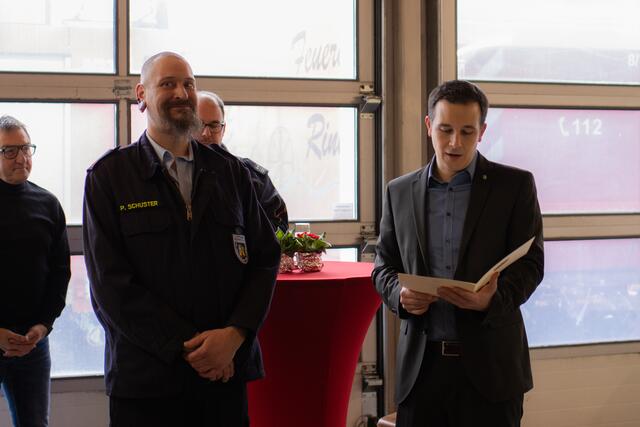 Pascal Schuster (links) erhielt das Silberne Feuerwehr-Ehrenzeichen für 25 Jahre. | Foto: R. Schwarz