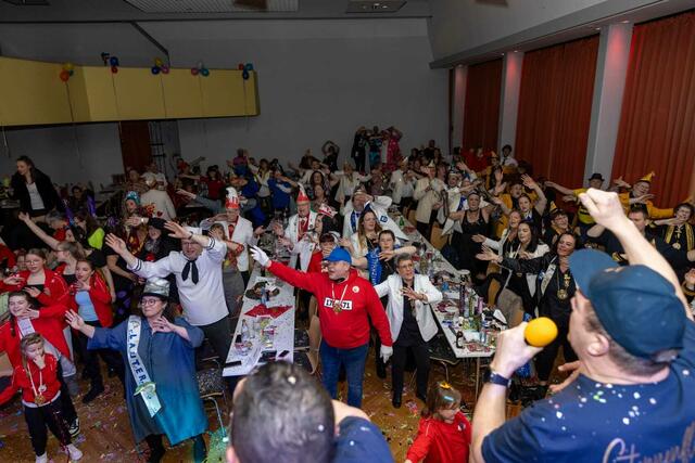 Super Stimmung bei der Prunksitzung des KC Rot-Weiß | Foto: Oliver Decker