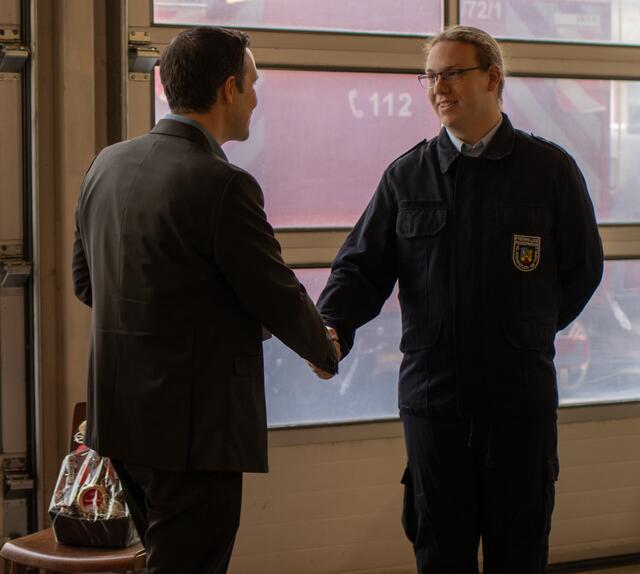 Verpflichtung von Kay-Evan Klar (rechts) durch Christian Burkhart.  | Foto: R. Schwarz