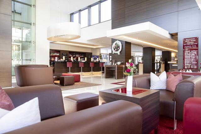 Die Lobby des René Bohn: Hier spielte und sang Dionne Warwick nach ihrem Konzert im BASF Feierabendhaus für die vielen Fans, die angereist waren.  | Foto: BASF