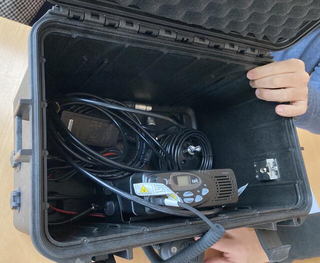 In den Koffern befindet sich das Funkgerät mit Handmikrofon, eine Fahrzeugantenne und das Netzteil sowie ein Anschluss an das Fahrzeugnetz | Foto: VG Jockgrim/gratis
