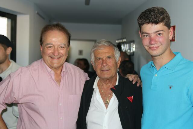 Franz Rau mit seinem Sohn Johannes und Giacomo Agostini (Mitte)  | Foto: Thomas Haas