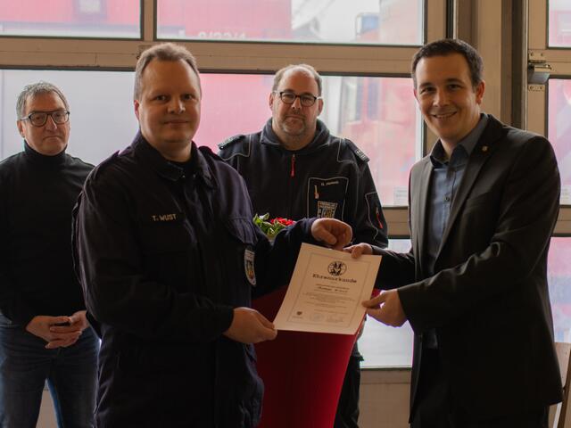 Verbandsgemeindebürgermeister Christian Burkhart ehrte Thomas Wüst für 20 Jahre Feuerwehrdienst. | Foto: R. Schwarz