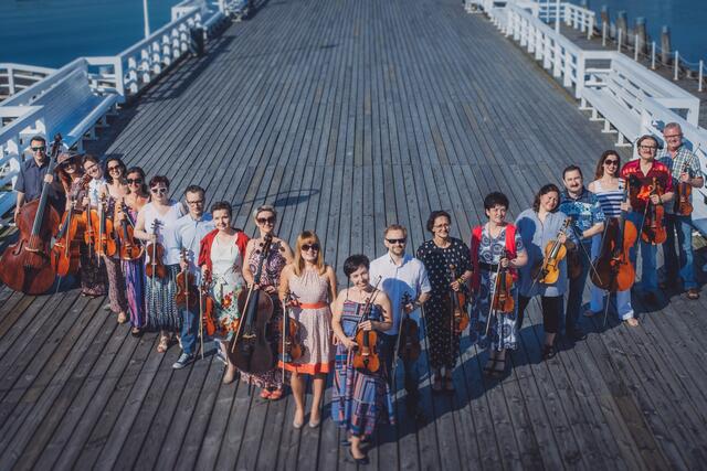 Die Polnische Kammerphilharmonie Sopot steht in der Pirmasenser Festhalle unter dem Dirigat von Szymon Morus | Foto: Lukasz Pietrzak