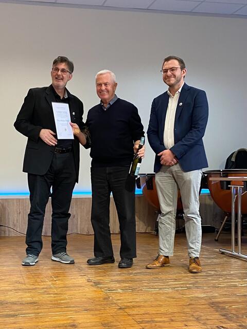 Karl-Heinz Fritz holt sich die verdiente Ehrung ab. Gemeinsam mit Leo Haas wurde er zum Ehrenmitglied des Vereins ernannt. | Foto: Beate Schoberwalter